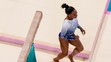 Simone Bilesová spadla počas finále v športovej gymnastike na olympijských hrách 2024 v Paríži.