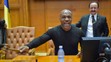 Mike Tyson sa hrá s kladivkom predsedu rumunskej poslaneckej snemovne pri návšteve rumunského parlamentu v Bukurešti.