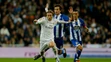 Luka Modrič (Real Madrid) a Pedro Mosquera (Deportivo La Coruña) vo súboji o loptu.