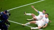 Český hráč Lukáš Provod (vpravo) oslavuje so spoluhráčom Davidom Douderom úvodný gól.