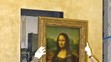 Pracovníci parížskeho Louvra vešajú svetoznámy obraz Leonarda da Vinciho Mona Lisa. (archívna snímka)