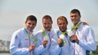 Slovenský štvorkajak v zložení zľava Denis Myšák, Erik Vlček, Juraj Tarr a Tibor Linka pózuje so striebornými medailami.