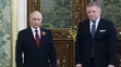 Ruský prezident Vladimir Putin (vľavo) a slovenský premiér Robert Fico pózujú počas stretnutia v moskovskom Kremli.