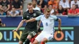 Nemec Maximilian Arnold (vľavo) stíha Angličana Jamesa Ward-Prowsa v semifinále ME 21.