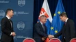 Vláda a lekárski odborári podpísali v stredu na Úrade vlády SR memorandum, ktoré rieši požiadavky lekárov v hromadných výpovediach