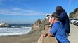 Ľudia sledujú príliv vĺn po zemetrasení, ktoré bolo cítiť v celej severnej Kalifornii na Ocean Beach v San Franciscu