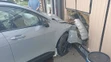 Auto vrazilo do budovy čerpacej stanice v Košiciach.