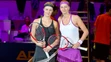 Anna Karolína Schmiedlová  a dvojnásobná wimbledonská šampiónka Petra Kvitová pred dvojhrou na exhibícii Tennis Champions.
