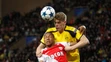 Matthias Ginter (vpravo) z Dortmundu hlavičkuje pred Kylianom Mbappém z Monaca v odvete štvrťfinále LM.