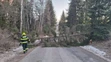 Odstraňovanie následkov silného vetra pri Liptovskej Tepličke.