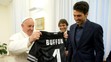 Kapitán Juventusu Turín Gianluigi Buffon (vpravo) odovzdal pápežovi Františkovi podpísaný futbalový dres klubu počas audiencie v