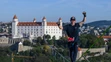 Estónec vo výške 100 metrov nad Bratislavou chce prekonať rekord.