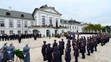 Príslušníci Čestnej stráže stoja pri rakve s ostatkami prezidenta Michala Kováča počas poslednej rozlúčky na nádvorí Prezidentsk