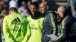 Nový tréner Realu Madrid Zinedine Zidane stojí vedľa Cristiana Ronalda počas jeho prvého tréningu 5. januára 