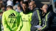 Nový tréner Realu Madrid Zinedine Zidane stojí vedľa Cristiana Ronalda počas jeho prvého tréningu 5. januára 