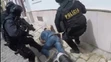 Zásah proti mužovi s nožom - záber z policajnej kamery.
