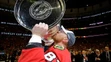 Marián Hossa zdvíha tretíkrát nad hlavu Stanleyho pohár s Chicagom Blackhawks.