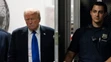 Donald Trump prichádza do budovy súdu na Manhattane.
