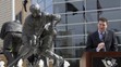 Mario  Lemieux reční pred davom pri slávnostnom odhalení  svojej sochy pred sídlom klubu NHL Pittsburgh Penguins (7. marca 2012)