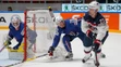 Hráč USA Matt Hendricks (vpravo) v súboji o puk s hráčom Francúzska Damienom Rauxom v zápase B-skupiny MS v Rusku.