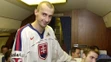 Sprava Zdeno Chára a Peter Bartoš po prílete z MS 2000, kde Slovensko získalo striebornú medailu.