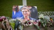 Kvety na znak úcty pri obrázku zabitej britskej labouristickej poslankyne Jo Coxovej neďaleko parlamentu v Londýne..