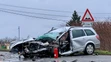 Po nehode bolo osobné auto na ceste a nákladné mimo nej
