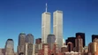 Záber na Svetové obchodné centrum (WTC) z roku 1998. Dvojičky po dokončení budili veľké emócie a mnohí ich opisovali ako „škaredé“ alebo „brutálne“. Stali sa však neoddeliteľnou súčasťou siluety Manhattanu a symbolom New Yorku.