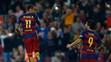 Hráči FC Barcelona - Neymar a Suarez - v zápase proti Rayo Vallecano.