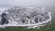 Vodnú nádrž Lipno pokryl zelený ľad zafarbený od siníc.