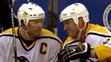 Mario Lemieux a Jaromír Jágr (Pittsburgh Penguins) diskutujú počas zápasu play off (16. apríla 2001)