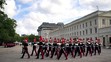 Príslušníci Kráľovskej stráže pochodujú pri odchode z Wellington Barracks pred slávnostnou procesiou s prevozom rakvy zosnulej britskej kráľovnej Alžbety II.