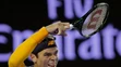 Miloš Raonič odvracia úder v semifinále Australian Open proti Andy Murrayovi.
