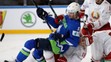 Kristian Chenkel (vpravo) z Bieloruska posiela na ľad v dueli MS 2017 Slovinca Žigu Jegliča.