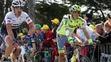 Alberto Contador (vpravo) po páde a Fabian Cancellara.
