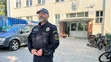 Policajt hliadkuje pred jednou zo základných škôl.