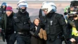 Policajti vyniesli z obce Lützerath klimatickú aktivistku Gretu Thunbergovú počas protestu proti rozšíreniu bane.