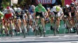 Záverečný špurt na 7. etape TdF medzi Markom Cavendishom, André Greipelom a Petrom Saganom (biely dres vpravo).