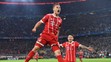Joshua Kimmich z Bayernu skáče po góle v sieti Realu v prvom semifinále LM.