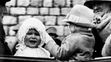 Na archívnej snímke z roku 1927 princezná Alžbeta počas jazdy v koči  v anglickom Windsore.