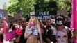 Fanúšikovia Britney Spears pred losangelským súdom (23. jún 2021)
