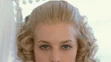 Bridget Fonda vo vilme Odpútaný Frankenstein, 1990