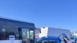 Nehoda viacerých áut s autobusom.