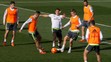 Cristiano Ronaldo (v strede) na tréningu Realu pred  El Clasico.