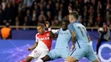 Bacary Sagna z ManCity sa snaží odstaviť od lopty Kyliana Mbappého (vľavo) z Monaca v odvete osemfinále LM.