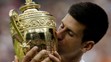 Novak Djokovič po roku bozkáva wimbledonskú trofej, vo finále opäť porazil Rogera Federa.