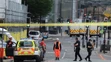 Policajti v blízkosti Manchester Arena. 