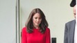 Kate Middleton v červenej sukni a saku.