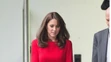 Kate Middleton v červenej sukni a saku.