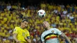 Na snímke vľavo švédsky útočník Zlatan Ibrahimovič a vpravo belgický hráč Toby Alderweireld.